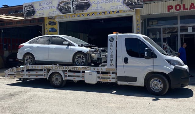 Afşin Çekici’nin platformunda otomobil bulunan çekicisi